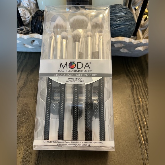 Moda Other - Moda Studio Backstage Pass 8pc. Brush Set